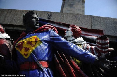 bulgarianstatuegraffiti_001
